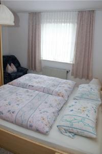 a bedroom with two beds and a window at Haus Rita in Thurmansbang