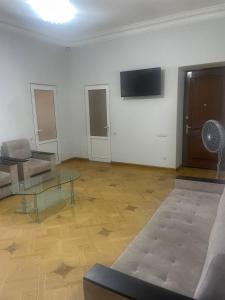 Televiisor ja/või meelelahutuskeskus majutusasutuses Olympic Hostel