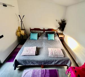 En eller flere senge i et værelse på Pokoj pod Milešovkou