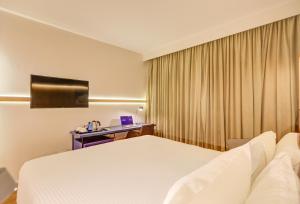 Hampton by Hilton Guarulhos Airport的电视和/或娱乐中心