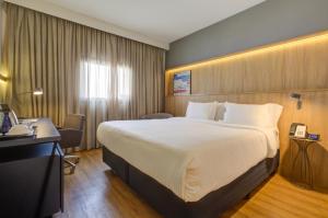 Hampton by Hilton Guarulhos Airport客房内的一张或多张床位