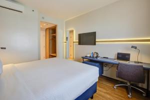 Hampton by Hilton Guarulhos Airport的电视和/或娱乐中心