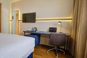 Hampton by Hilton Guarulhos Airport的电视和/或娱乐中心