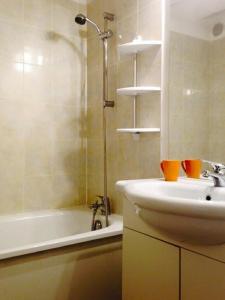 W łazience znajduje się umywalka, prysznic i wanna. w obiekcie Résidence l'Eterle w mieście Luz-Saint-Sauveur