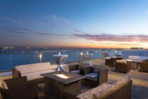 een dakterras met banken en een vuurplaats bij The Westin Tampa Bay in Tampa