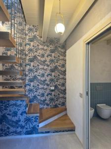 a bathroom with a blue and white wall at Tuvo Houses in Levanto