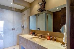 a bathroom with a sink and a mirror at Villa Alegria in El Pueblito