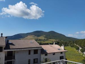a view of some buildings with mountains in the background at Appartamento Mainarde in Capracotta
