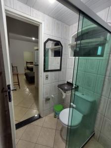 un bagno con wc e porta a vetri di Sea Like 2 - Casa para temporada ad Arraial do Cabo