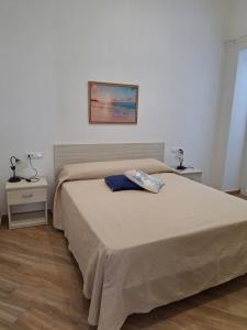 伊斯基亚Casa Marevì的一间卧室配有床和2个床头柜 更多12张照片