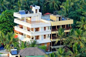 una vista aérea de un edificio con palmeras en Little Elephant Beach Resort, en Kovalam