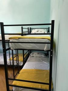 Voodi või voodid majutusasutuse Olympic Hostel toas