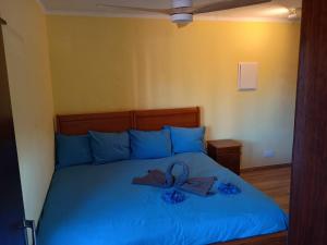 a blue bed with a butterfly decoration on it at Casa do Marinheiro in Sesimbra