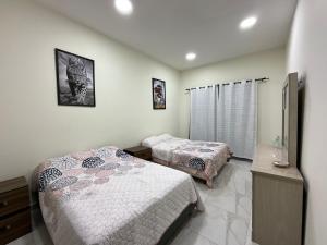 Un dormitorio con dos camas y un televisor. en Villa Encanto Costero, en Monte Gordo 54 fotos más