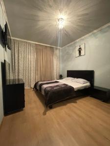 ein Schlafzimmer mit einem Bett und einer Decke in der Unterkunft ბინა131 in Tbilisi City