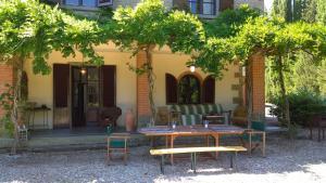 a table and chairs in front of a building at La Scheggia Holiday in Anghiari