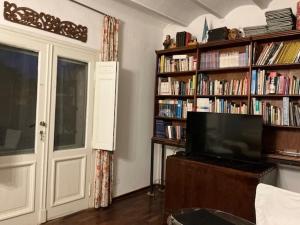 Η βιβλιοθήκη του διαμερίσματος