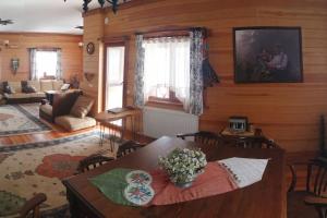 Una sala de estar con una mesa con flores. en Villa Dorchinn, en Rize