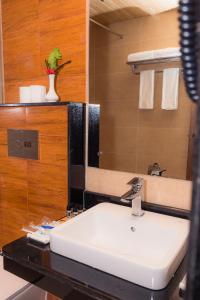 Ένα μπάνιο στο Temple Himalaya Hotel & Spa