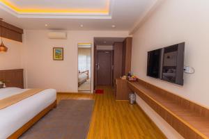 Μια τηλεόραση ή/και κέντρο ψυχαγωγίας στο Temple Himalaya Hotel & Spa
