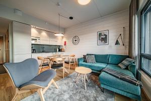 un soggiorno con un divano verde e un tavolo di Ski Chalet C8 Levi Center incl 2 ski passes by Aavalevi a Levi