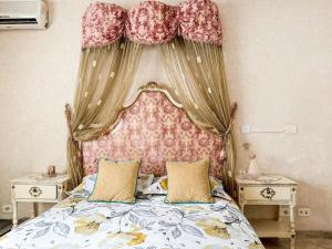 a bedroom with a bed with a canopy and two tables at Maison Traditionnelle Unique in Le Bardo