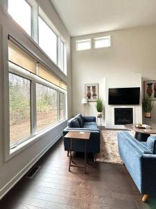 A television and/or entertainment centre at Whispering Pines Muskoka 3BR 3 Ensuite Baths