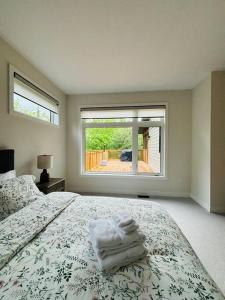 A bed or beds in a room at Whispering Pines Muskoka 3BR 3 Ensuite Baths