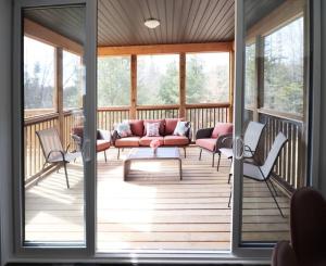 A seating area at Whispering Pines Muskoka 3BR 3 Ensuite Baths