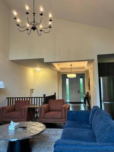 A seating area at Whispering Pines Muskoka 3BR 3 Ensuite Baths