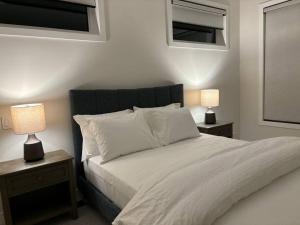 A bed or beds in a room at Whispering Pines Muskoka 3BR 3 Ensuite Baths