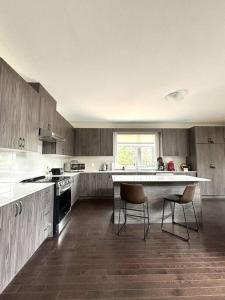 A kitchen or kitchenette at Whispering Pines Muskoka 3BR 3 Ensuite Baths