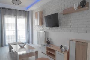 Μια τηλεόραση ή/και κέντρο ψυχαγωγίας στο VIP Apt. Pezodromos Kalamarias