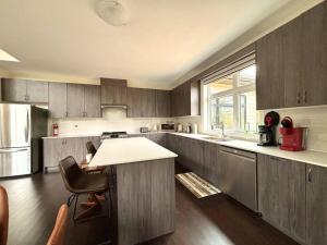A kitchen or kitchenette at Whispering Pines Muskoka 3BR 3 Ensuite Baths