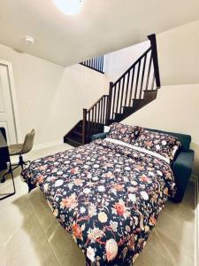 A bed or beds in a room at Whispering Pines Muskoka 3BR 3 Ensuite Baths