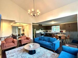 A seating area at Whispering Pines Muskoka 3BR 3 Ensuite Baths