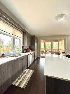 A kitchen or kitchenette at Whispering Pines Muskoka 3BR 3 Ensuite Baths