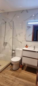 un bagno con wc, doccia e lavandino di CasaDeVita a Tazacorte Altre 32 foto