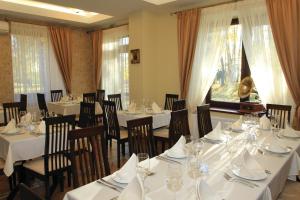 A restaurant or other place to eat at Grafo Zubovo Hotel & SPA