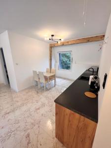 Una cocina y un comedor con mesa y sillas. en Dworskiego 74, Apartament 3, en Przemyśl
