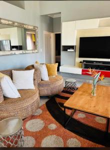 Una sala de estar con dos sofás y un televisor. en The Private Nest, en Witbank