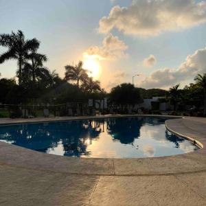 una grande piscina con il tramonto sullo sfondo di Nueva en Frac Privado Alberca 50MBS FACTuramos a Lázaro Cárdenas
