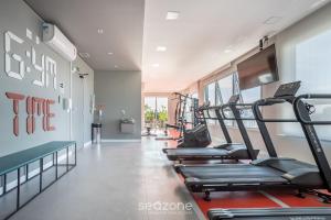 a gym with treadmills and ellipticals in a room at Stúdio na Liberdade 270m do metrô MOL0502 in Sao Paulo