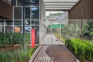 a white gate in front of a building at Stúdio na Liberdade 270m do metrô MOL0502 in Sao Paulo