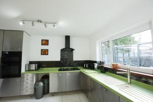 Kuchyň nebo kuchyňský kout v ubytování Llwyn Pia by N And N Stays Ltd, with Private Pool, Sauna and hot tub, perfect for relocation, workers or Your Ideal Getaway