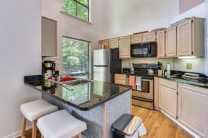 Cuina o zona de cuina de Keowee Key Condo with Lake Access and Community Pools!