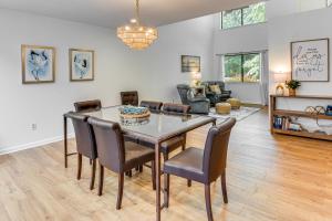 Zona d'estar a Keowee Key Condo with Lake Access and Community Pools!