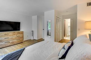 Llit o llits en una habitació de Keowee Key Condo with Lake Access and Community Pools!
