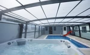 Bazén v ubytování Llwyn Pia by N And N Stays Ltd, with Private Pool, Sauna and hot tub, perfect for relocation, workers or Your Ideal Getaway nebo v jeho okolí