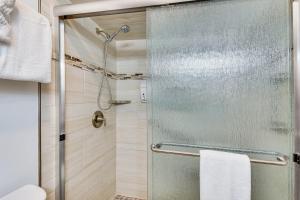 Bany a Keowee Key Condo with Lake Access and Community Pools!